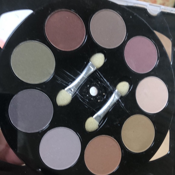 Neutral Eye Shadow Palette In CD Case With Mirror NWT - Picture 4 of 12